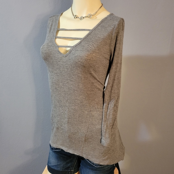 Junior's MUDD Gray Shark Bite Ladder V-Neck Tee - Picture 3 of 7